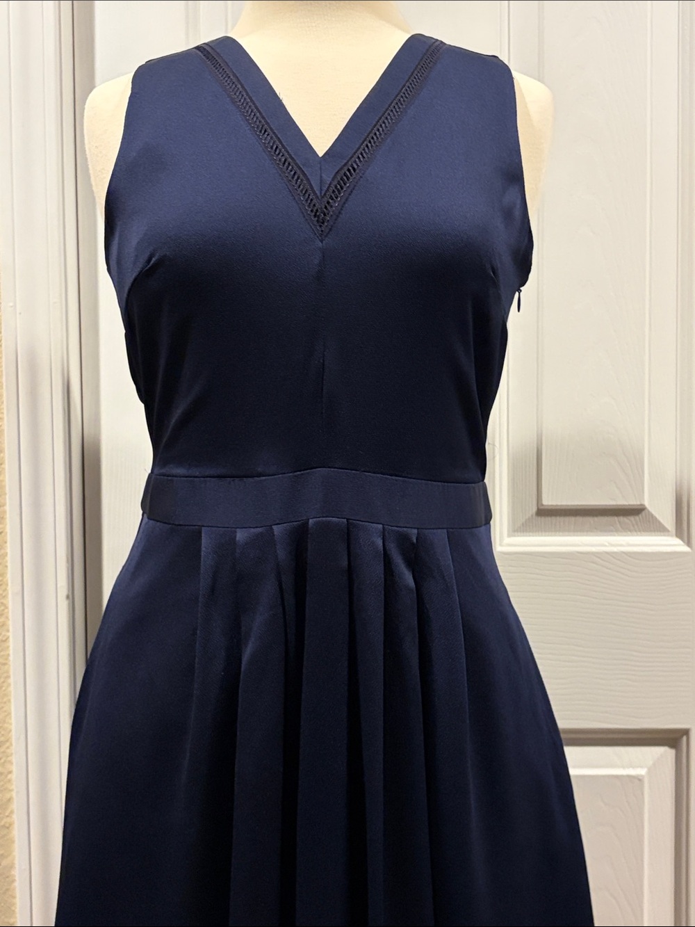 Banana Republic Dark Navy V-Neck Sleeveless Fit-and-Flare Dress size 6 like new - Picture 5 of 10